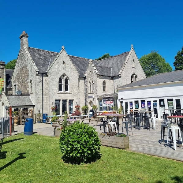 House, 4 Bedrooms, Balcony, Garden View | Outdoor dining