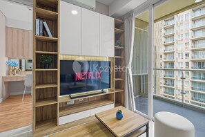Căn hộ, 3 phòng ngủ, quang cảnh thành phố | Khu phòng khách | Smart TV, Netflix, dịch vụ stream 