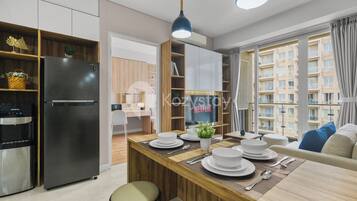 Apartment, 3 Bedrooms, City View | Dining room