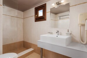 Shower, hair dryer, towels - Standard Double Room with Balcony by Mons Arachova (Arachova)