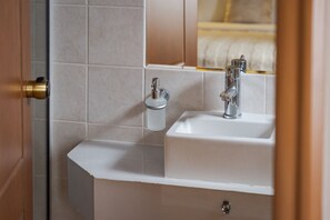 تجهيزات دش، مجففات شعر، مناشف