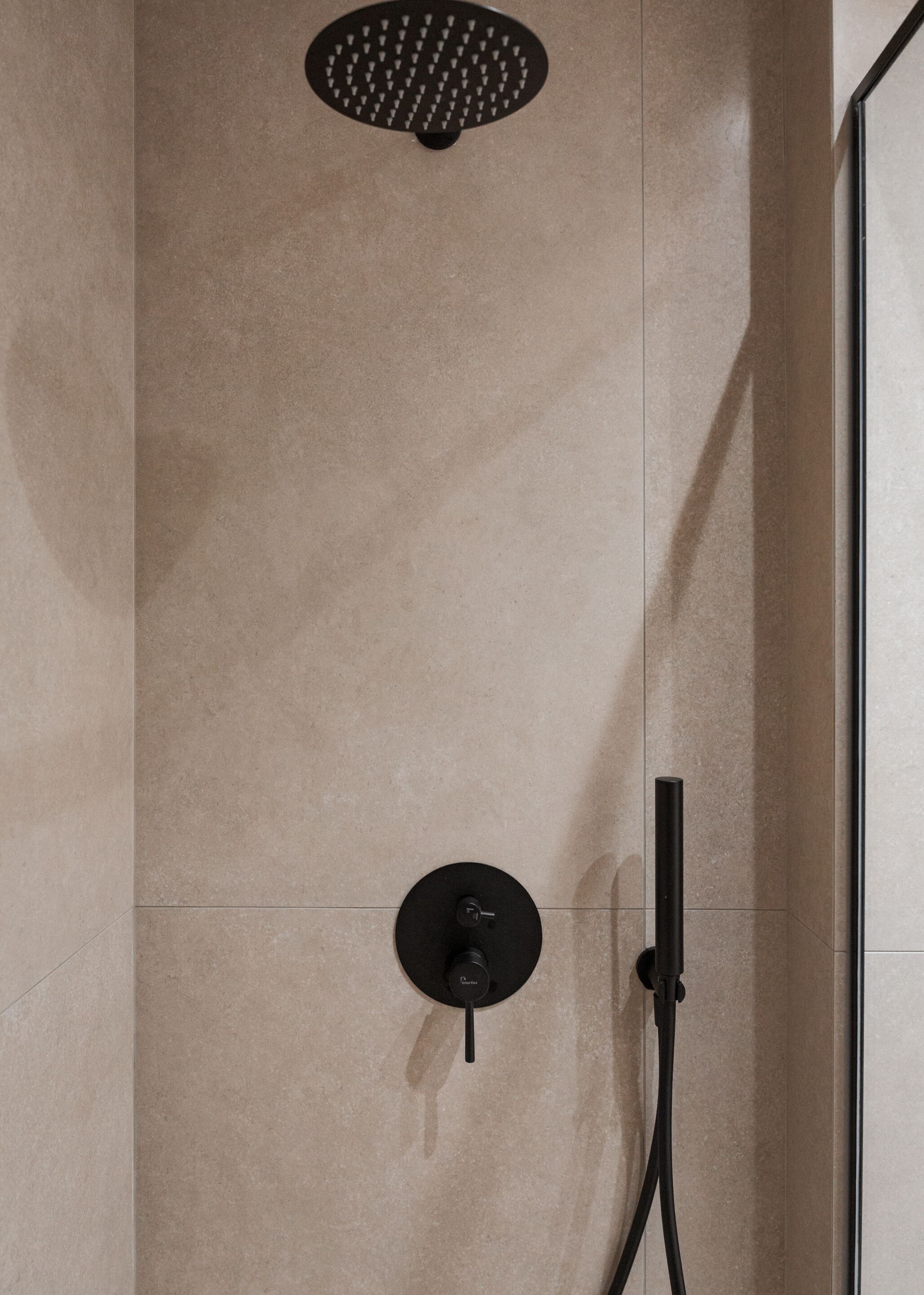 Douche, séchoir à cheveux, serviettes fournies