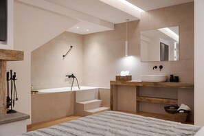 1 habitación, tabla de planchar con plancha y cuna de viaje 