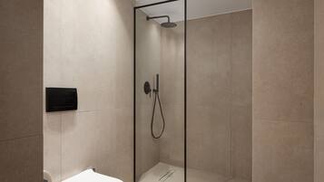 Een haardroger, handdoeken