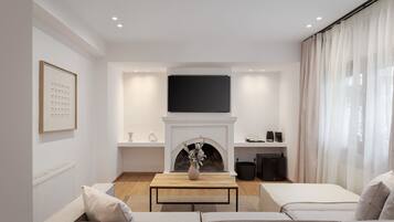 Smart TV, fireplace