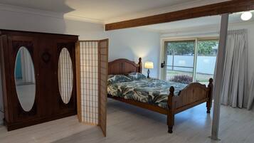 5 bedrooms, iron/ironing board, internet, bed sheets