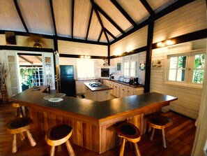 Fridge, microwave, oven, dishwasher - MOOREA - Sundara Soul Villa (Tiahura)