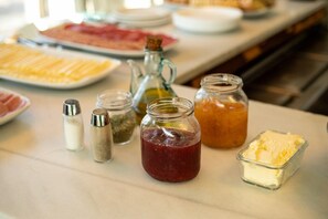 朝食 (ビュッフェ)、毎日提供 (無料)