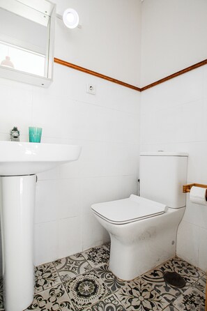 四人房, 花園景觀 | 浴室 | 淋浴設備、毛巾、肥皂、洗髮精