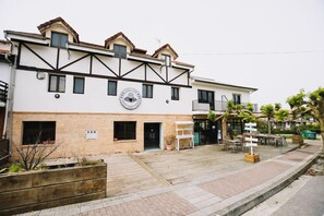 Vista frontal de la propiedad