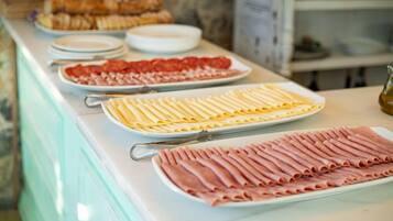 Café da manhã com buffet grátis todos os dias