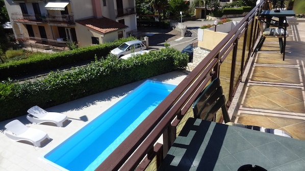 Familienapartment, Poolblick | Terrasse/Patio