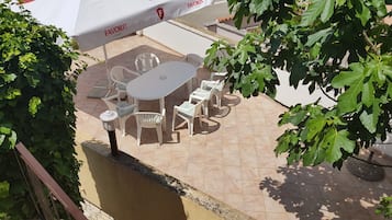 Familie appartement, uitzicht op zwembad | Terras