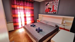 Superior-Apartment, Balkon, Poolblick | Zimmersafe, Bügeleisen/Bügelbrett, kostenloses WLAN