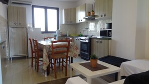 Familienapartment, Poolblick | Eigene Küche