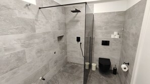 Superior-Apartment, Balkon, Poolblick | Badezimmer