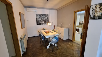 Superior-Apartment, Balkon, Poolblick | Essbereich im Zimmer
