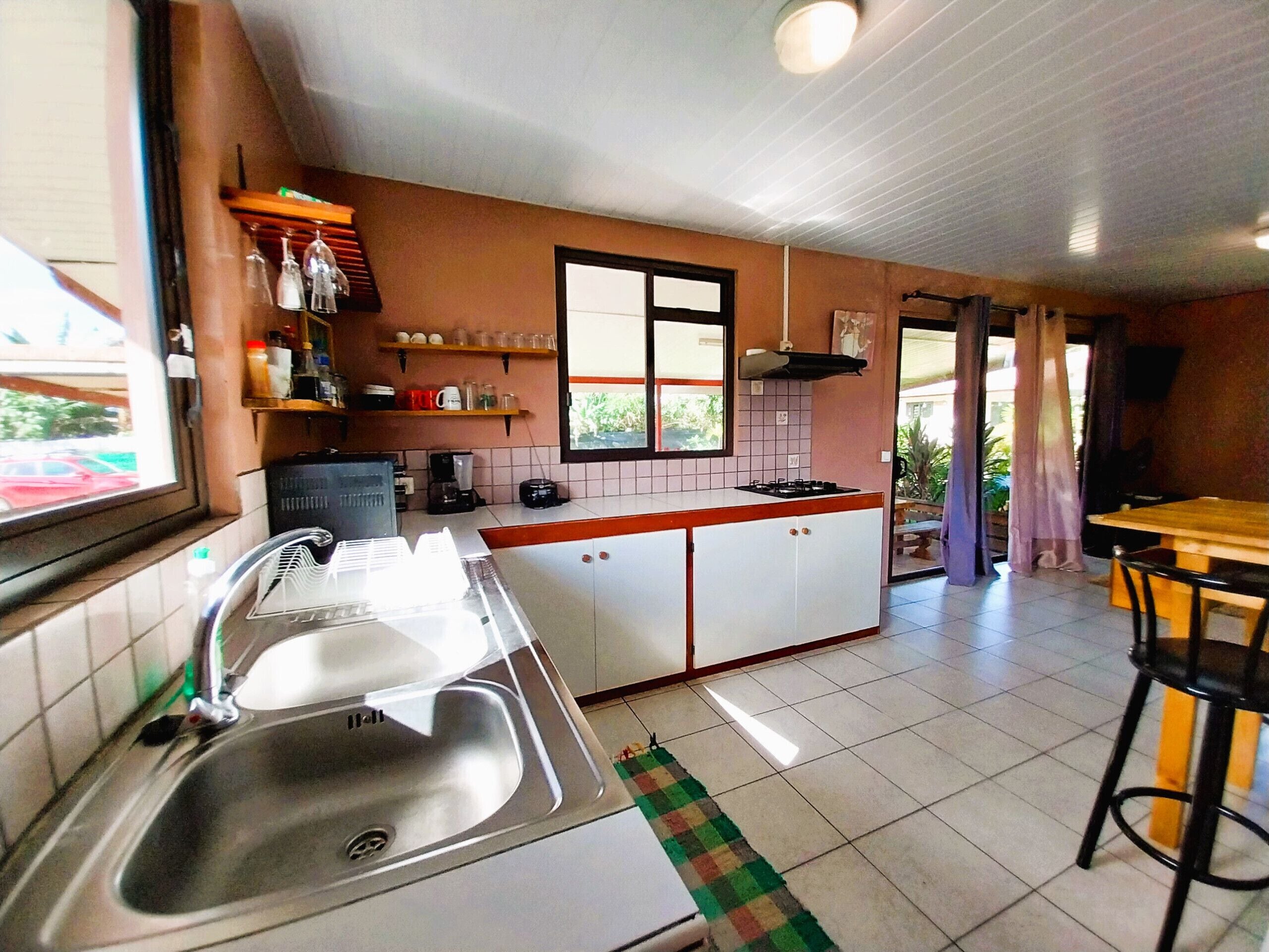 Jääkaappi, mikroaaltouuni, uuni, kahvin-/teenkeitin