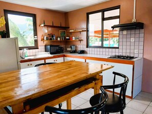 Fridge, microwave, oven, coffee/tea maker