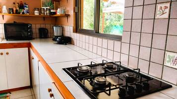 Kjøleskap, mikrobølgeovn, ovn og kaffetrakter/tekoker