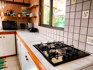 Fridge, microwave, oven, coffee/tea maker - TAHITI - Bungalow Toah Hoe (Taravao)