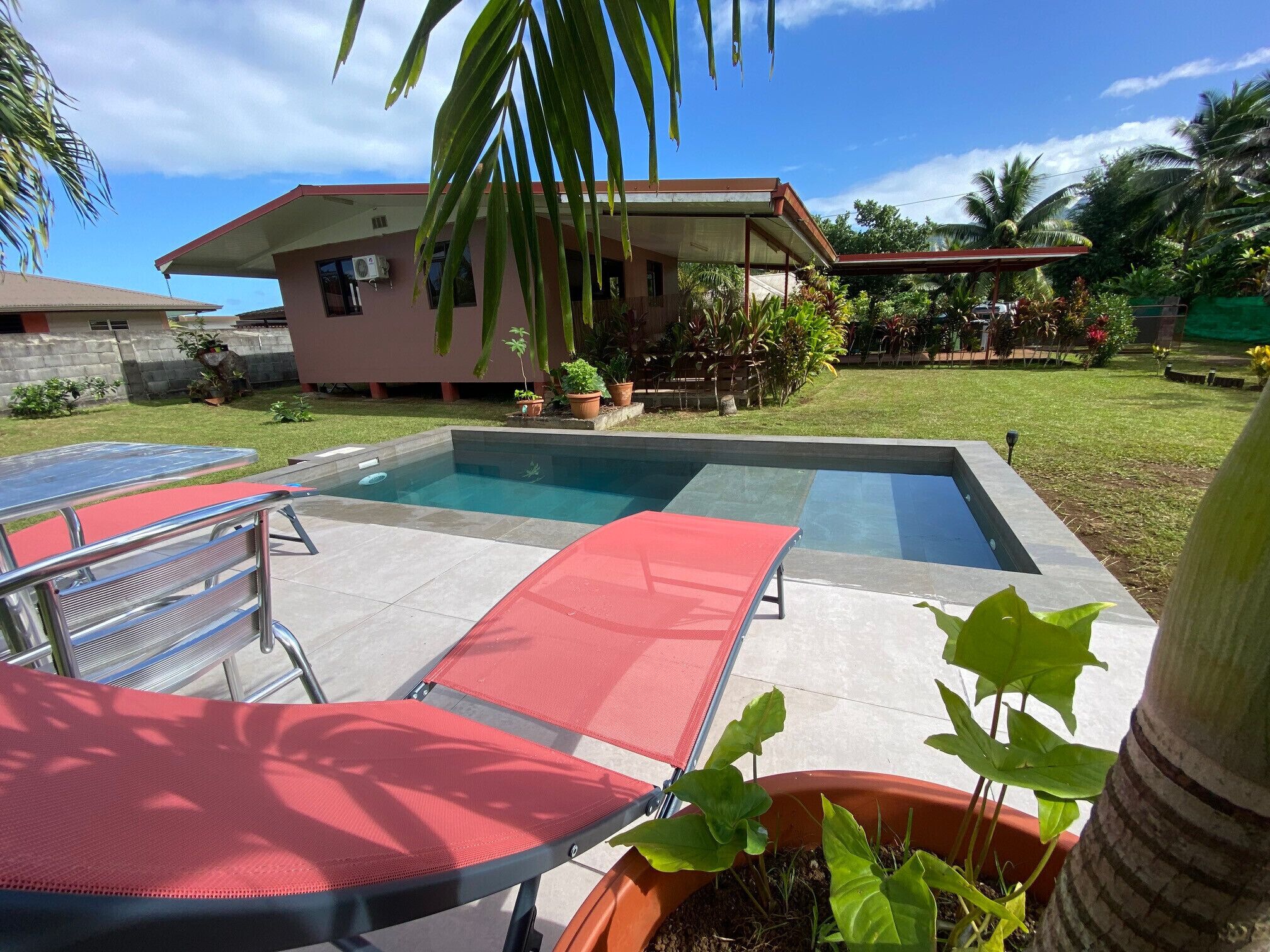 View of the pool, garden and Bungalow Hoe