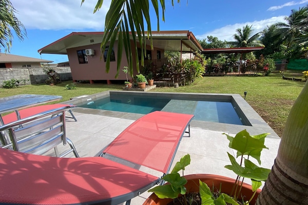 View of the pool, garden and Bungalow Hoe