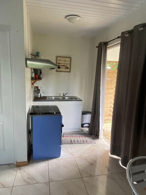 Refrigerador, horno, cafetera y tetera y tetera eléctrica