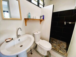 Suihku, hiustenkuivaaja, pyyhkeet