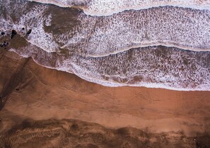 Playa en los alrededores y playa de arena blanca 