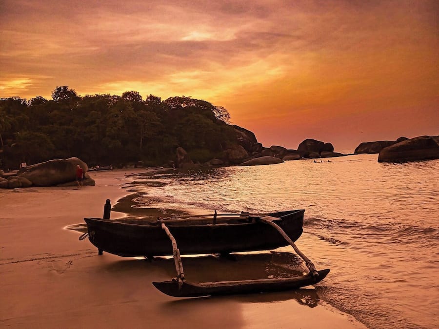 Gần bãi biển, cát trắng