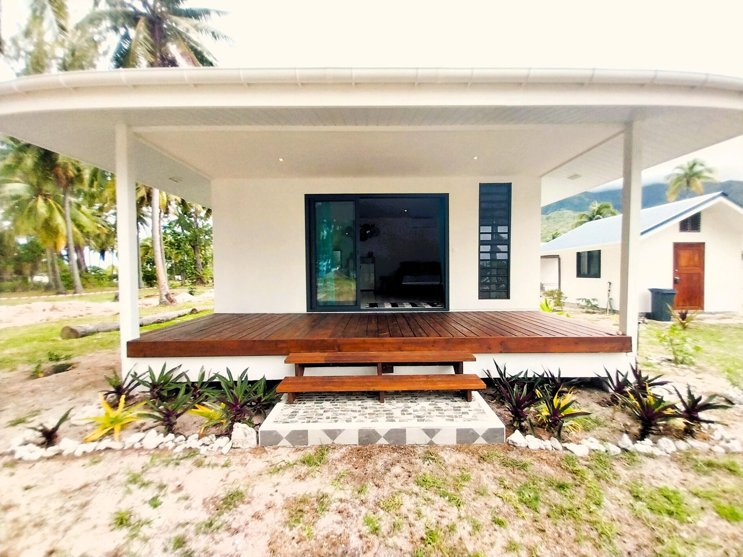Der Blick auf die Fassade des Bungalows
