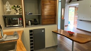 Coffee/tea maker, fridge, microwave, electric kettle - MOOREA - The ZEN Den spa (Pihaena)