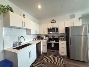 Fridge, microwave, oven, stovetop - Cozy 1BR DT SLC King Size Bed, Free Parking & Easy TRAX Access Ballpark Station (Salt Lake City)