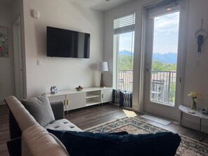 Smart TV - Cozy 1BR DT SLC King Size Bed, Free Parking & Easy TRAX Access Ballpark Station (Salt Lake City)