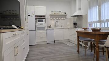 Een koelkast, een microgolfoven, een oven, een vaatwasser