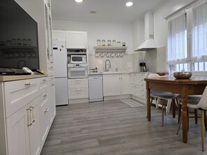 Frigorífico, microondas, horno y lavavajillas