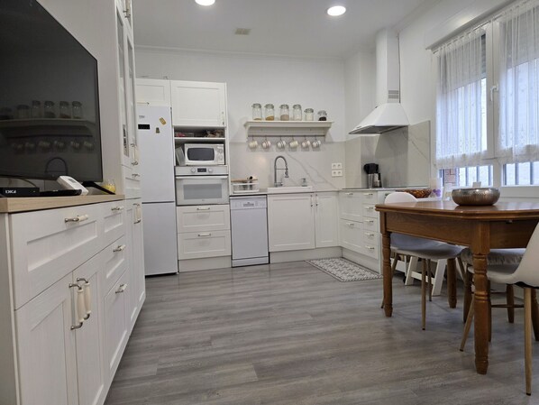 Een koelkast, een microgolfoven, een oven, een vaatwasser