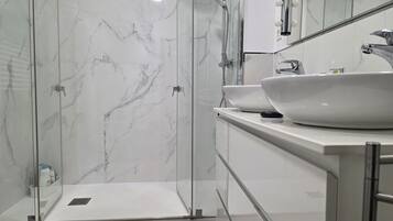 Een douche, een haardroger, handdoeken