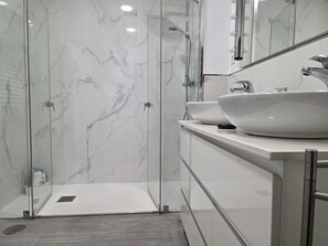 Dusch, hårtork och handdukar