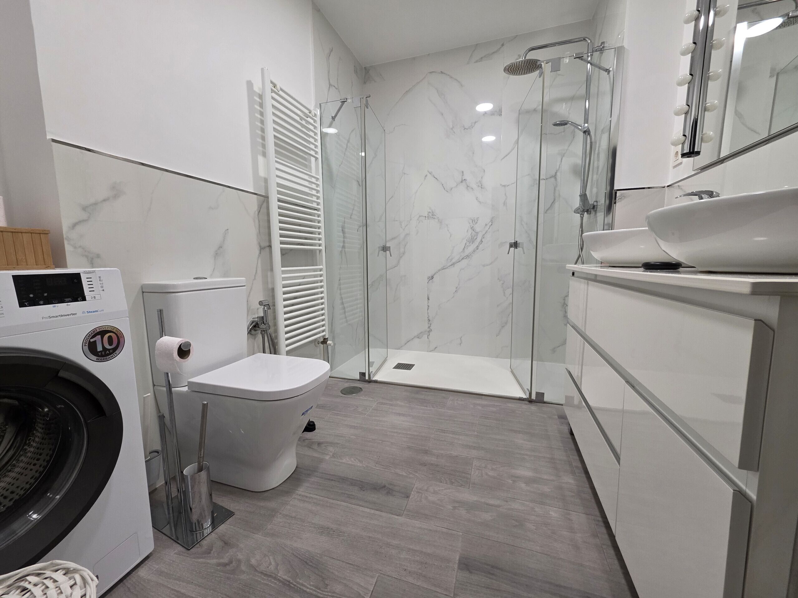 Dusche, Haartrockner, Handtücher