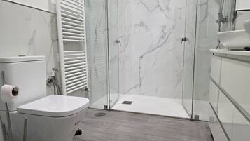 Een douche, een haardroger, handdoeken