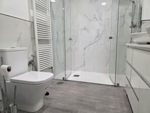 Een douche, een haardroger, handdoeken