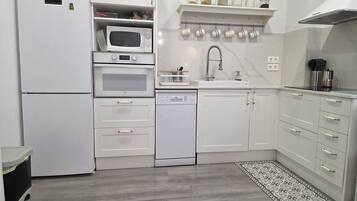 Frigorífico, microondas, horno y lavavajillas