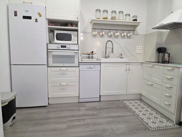 Frigorífico, microondas, horno y lavavajillas