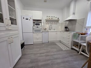 Een koelkast, een magnetron, een oven, een vaatwasser