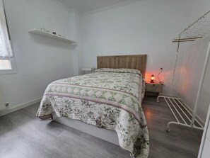 2 slaapkamers, een strijkplank/strijkijzer, gratis wifi, beddengoed