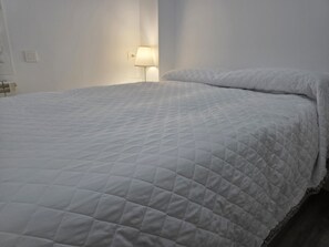 2 slaapkamers, een strijkplank/strijkijzer, gratis wifi, beddengoed