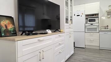 Een koelkast, een microgolfoven, een oven, een vaatwasser