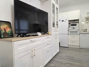 Een koelkast, een microgolfoven, een oven, een vaatwasser